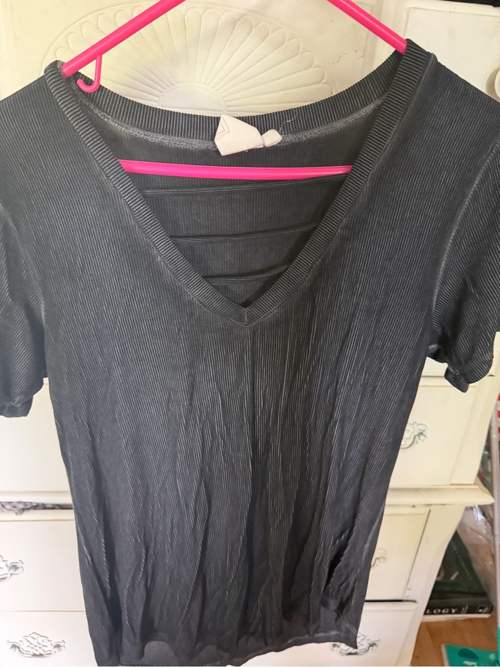 Women’s V-Neck Short Sleeve Top in Charcoal